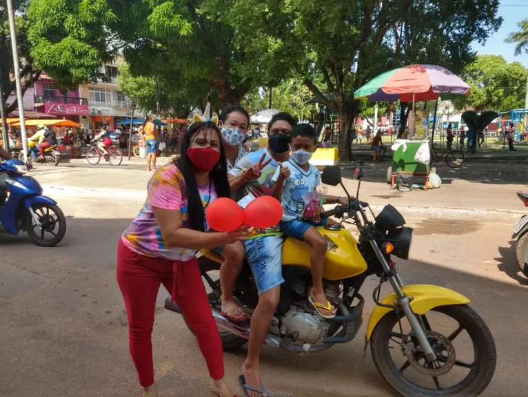 Escola leva carinho para crianças através de drive-thru