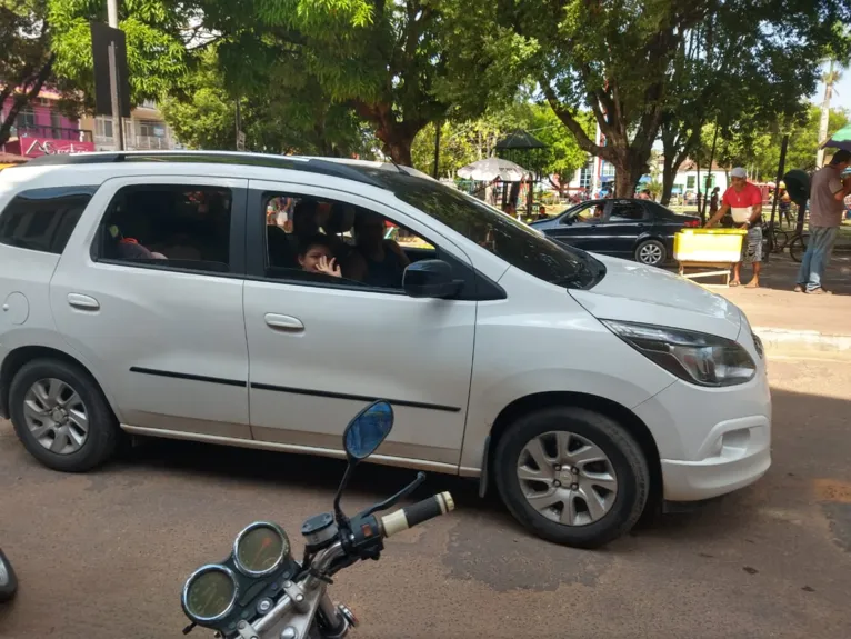 Escola leva carinho para crianças através de drive-thru