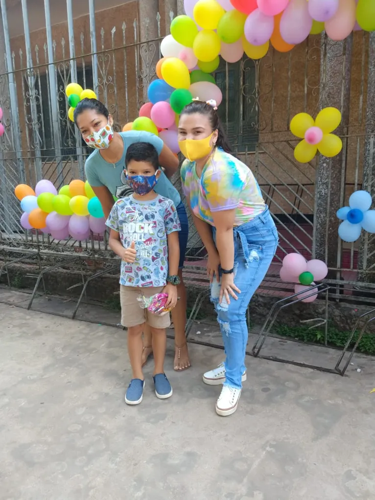 Escola leva carinho para crianças através de drive-thru