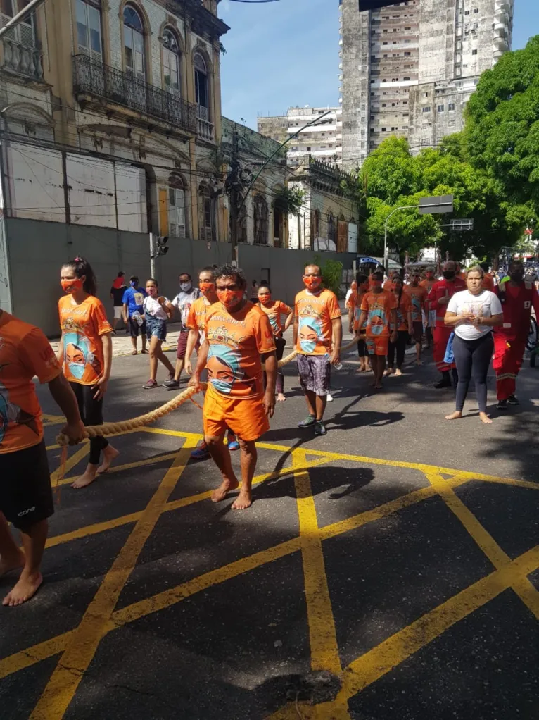Fiéis cumprem promessas mesmo sem a tradicional procissão
