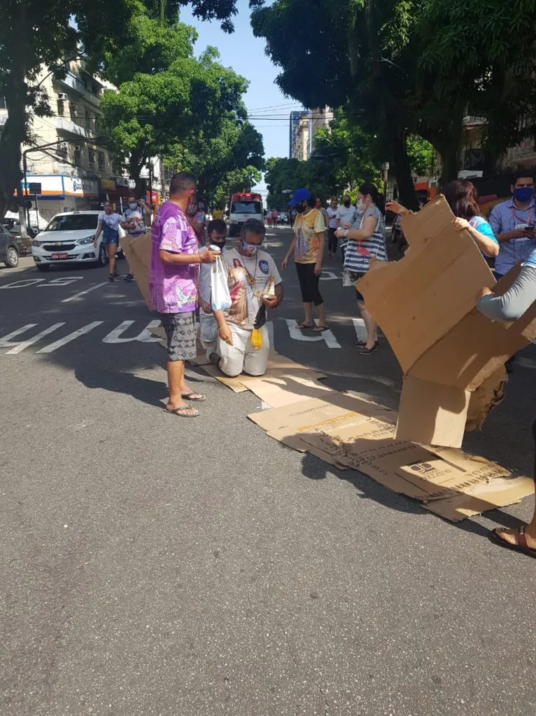 Fiéis cumprem promessas mesmo sem a tradicional procissão