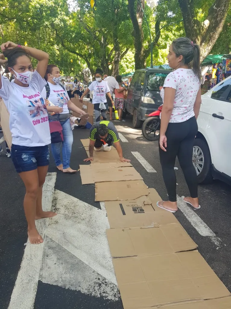 Fiéis cumprem promessas mesmo sem a tradicional procissão
