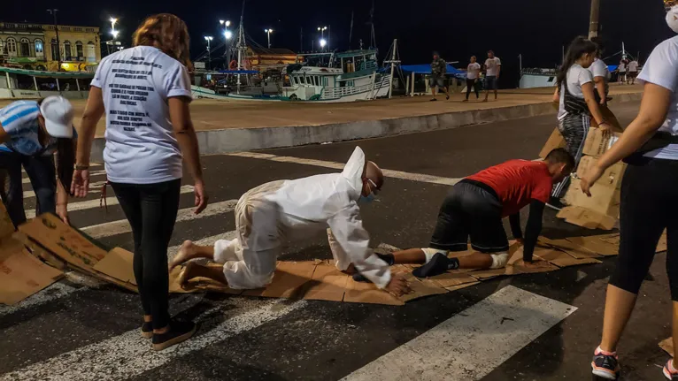 Fiéis cumprem promessas mesmo sem a tradicional procissão