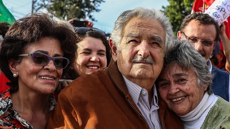 Sofrendo de uma doença autoimune e crônica, ele deixa o cargo para resguardar a própria saúde.