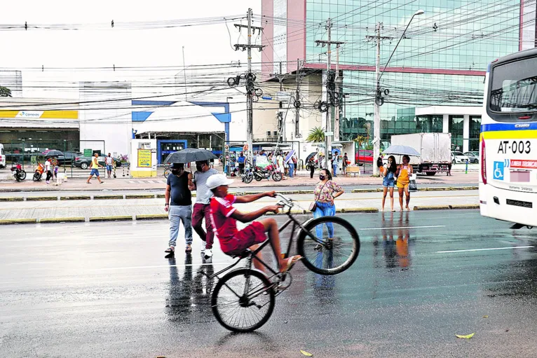 Ciclistas dividem a pista com carros e pedestres 
