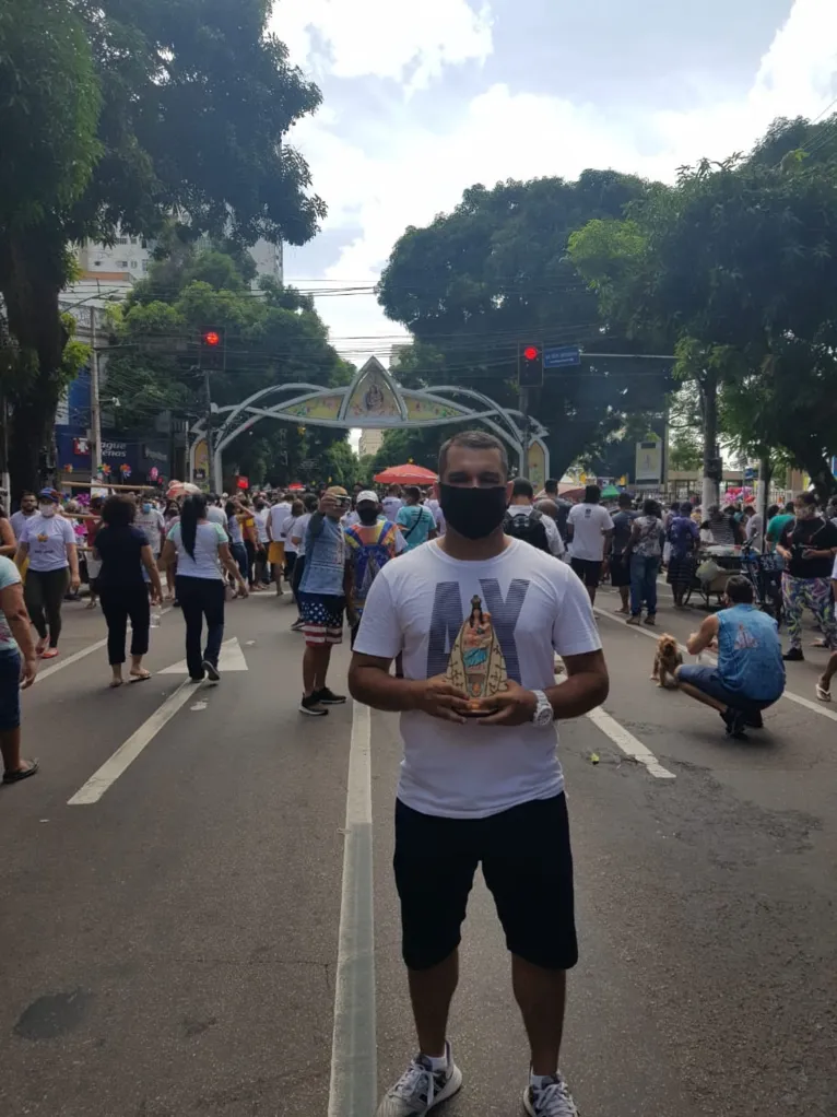 Fiéis cumprem promessas mesmo sem a tradicional procissão