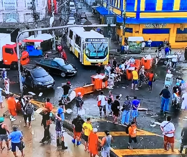 Feirantes do Ver-o-Peso interditam via em protesto na manhã de sexta    