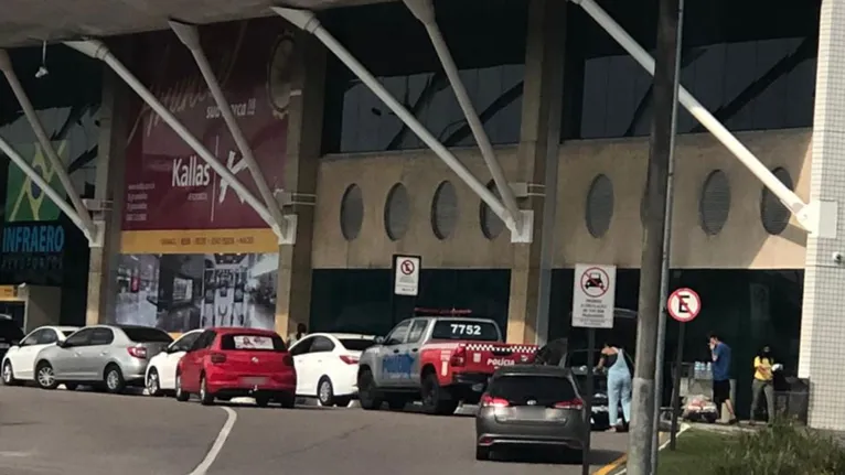 Fila registrada no Aeroporto de Belém para doações de alimentos aos vizinhos amapaenses.