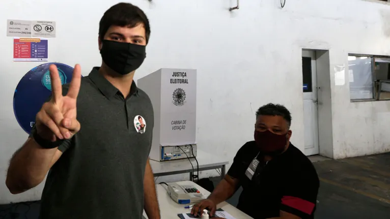 Primeiros colocados nas pesquisas votam nesta manhã em Belém