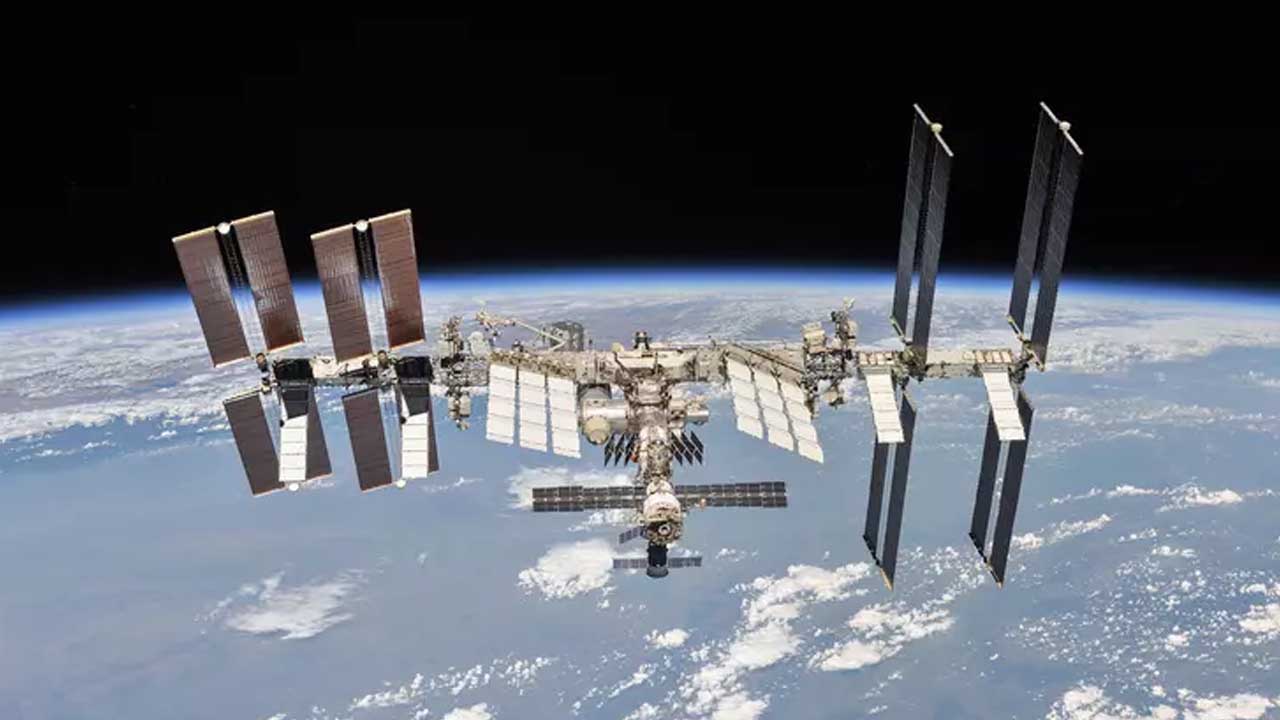 As imagens dos OVNIs teriam sido obtidas em 15 de novembro deste ano, por uma câmera instalada na Estação Espacial Internacional (ISS, na sigla em inglês).