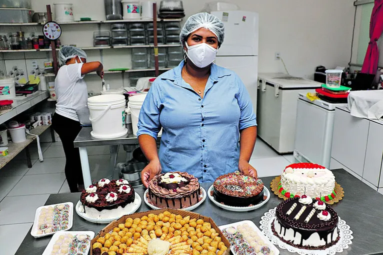 "O meu Natal é mais alegre porque eu faço a alegria das pessoas. A nossa realização é ver os clientes felizes, celebrando o Natal como planejaram”, Lívia Louzero, microempreendedora
