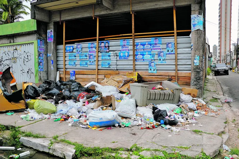 Lixo fica acumulado em vias do bairro da Pedreira