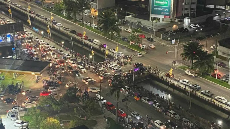 Torcedores se aglomeraram nas Docas momentos após a partida.