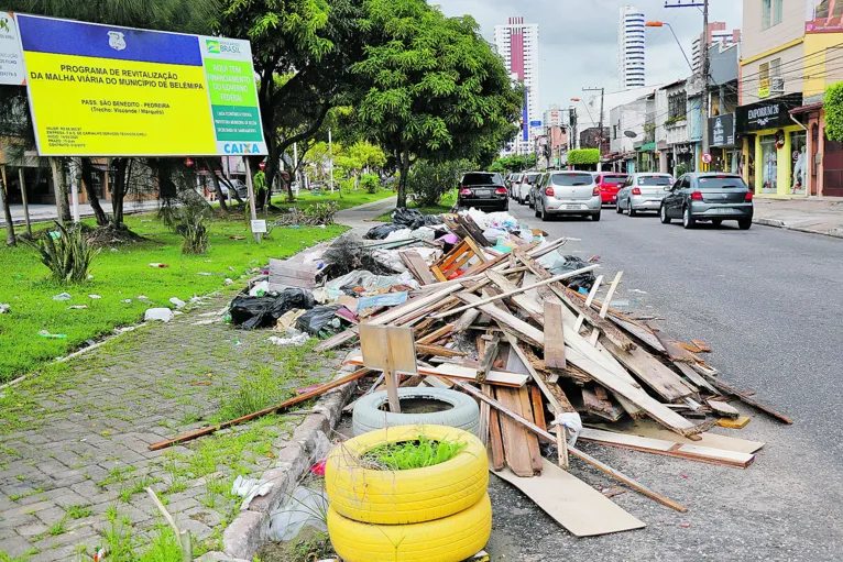 Lixo fica acumulado em vias do bairro da Pedreira