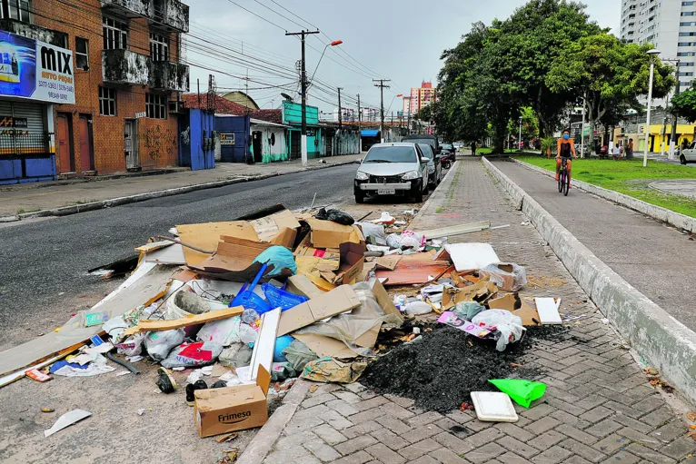 Lixo fica acumulado em vias do bairro da Pedreira