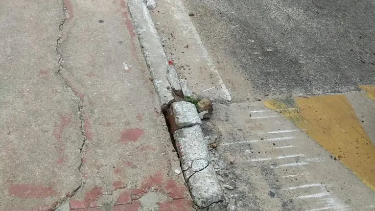 Veículo a serviço da prefeitura de Belém destrói calçada e ciclovia no Jurunas