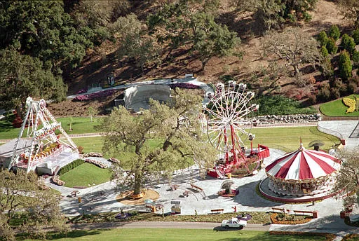 A gigantesca mansão em um refúgio de conto de fadas, com direito a roda gigante e um zoológico