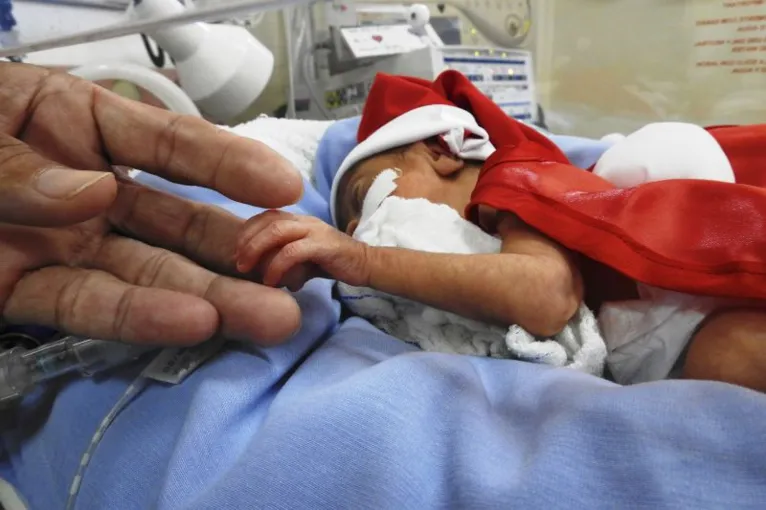 Hospital no Pará faz ensaio fotográfico de recém-nascidos com roupas natalinas