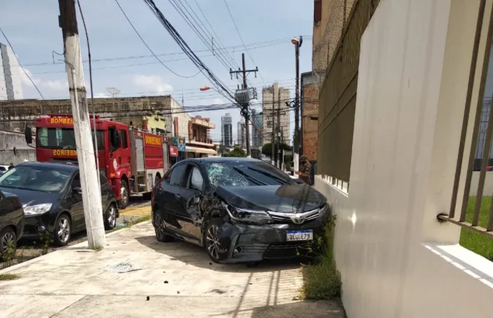 Colisão entre moto e carro deixa casal gravemente ferido no centro de Belém