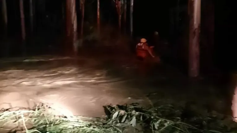 Corpo de Bombeiros de Santa Catarina foi até a região para ajudar nas buscas por desaparecidos 