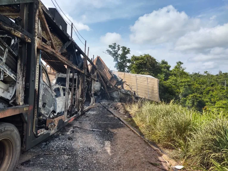 Duas pessoas morrem em acidente entre caminhões no sudeste paraense