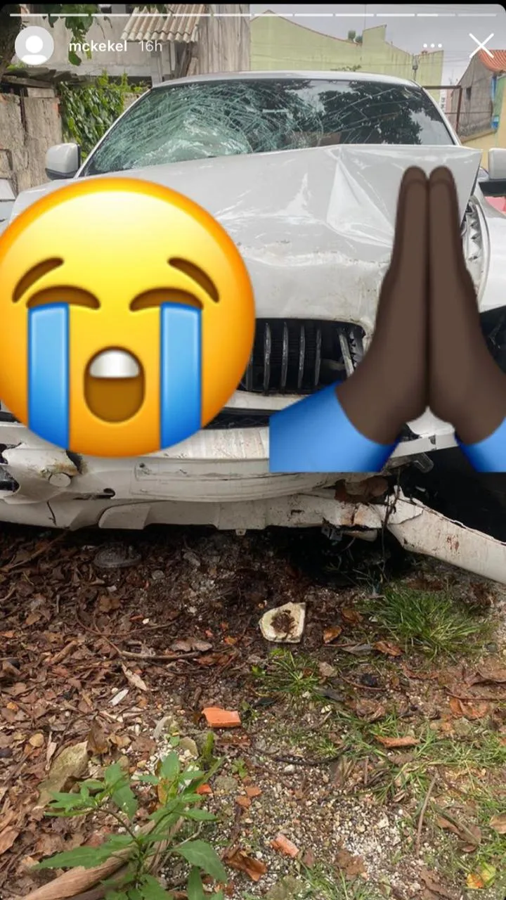 Carro de MC ficou destruído. 