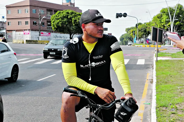 Ciclistas como Diego das Neves sentem falta de uma ciclovia no trecho da João Paulo II


