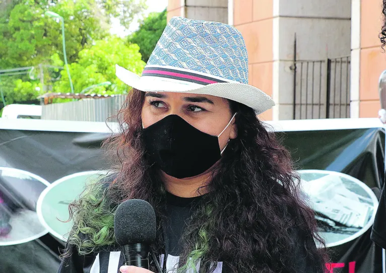 Manifestantes como Carmen Américo se reuniram perto do Teatro da Paz, na manhã de ontem 