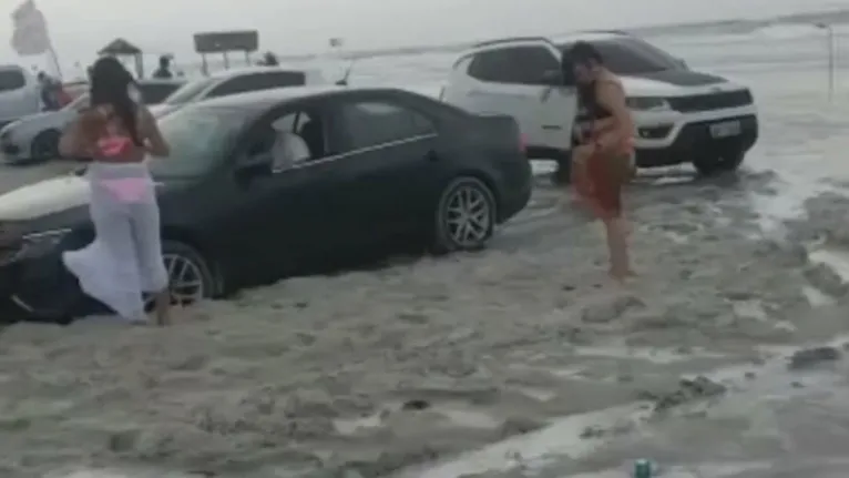 Vários carros atolam na praia do Atalaia em Salinas e banhistas se desesperam; veja o vídeo!
