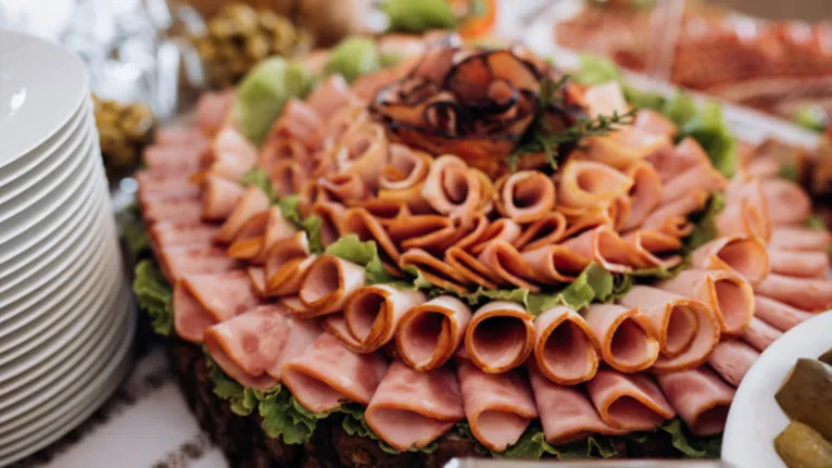 Cuidado com a alimentação na ceia de ano novo.