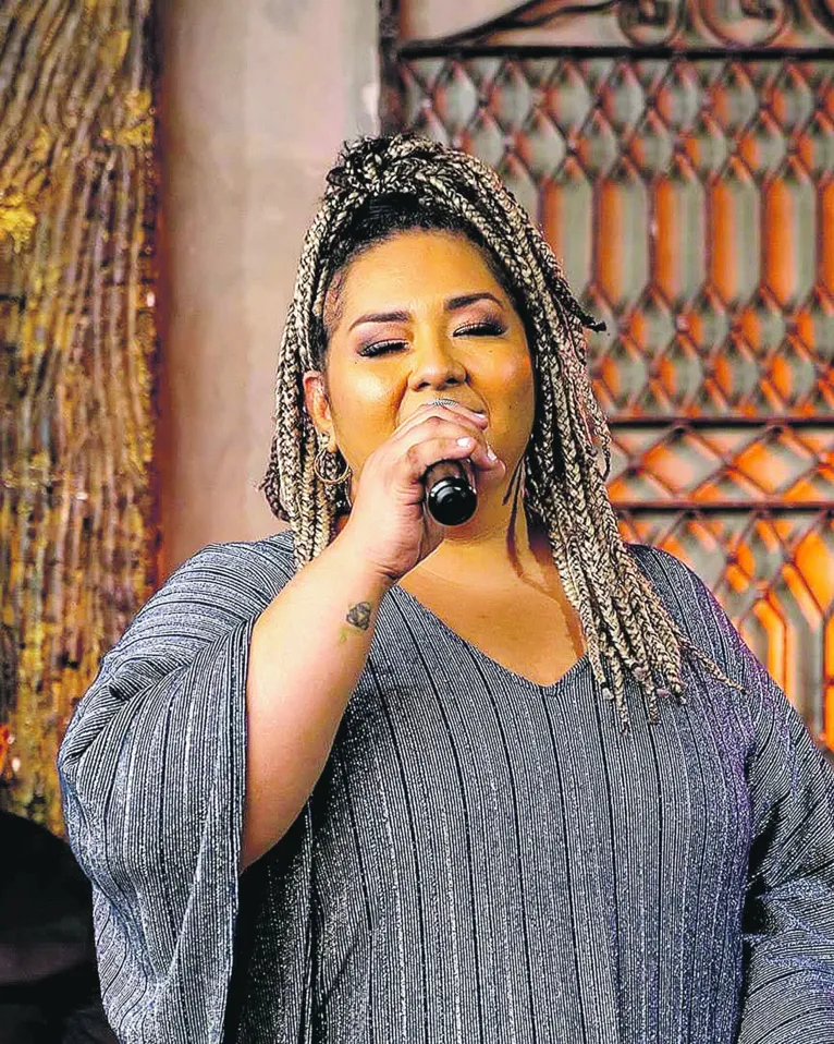 "Vou cantar as músicas que têm essa memória afetiva que nós temos pela ‘mangueirosa’”, Gigi Furtado, cantora
