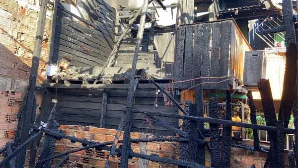 Incêndio destrói três casas na Batista Campos, em Belém
