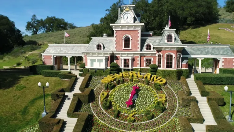 Neverland, também foi um local alvo de investigações, para o qual Jackson convidava crianças para visitá-lo e passar a noite