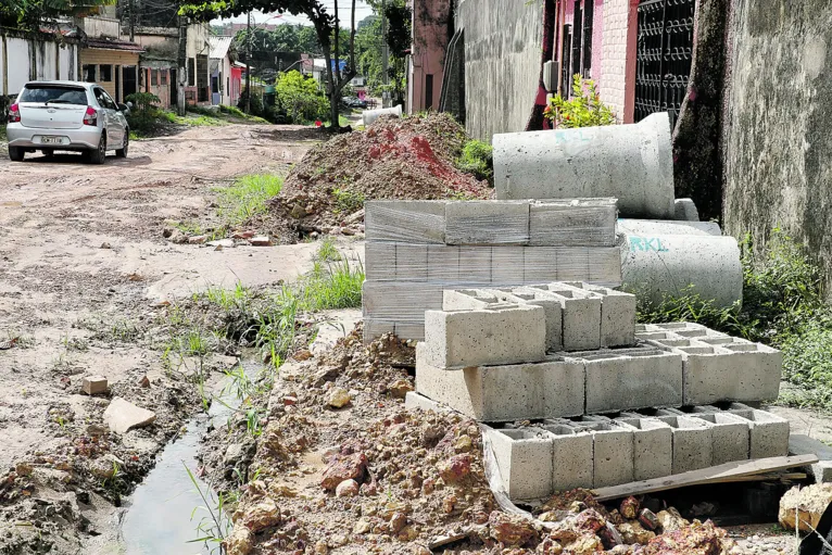 Obra em rua, paralisada pela prefeitura, traz transtornos aos moradores