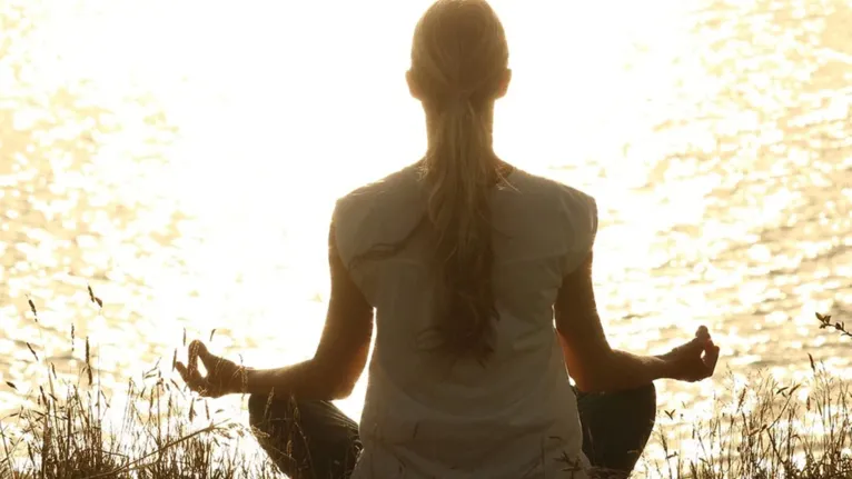 Terapeuta dá dicas para liberar emoções ruins e atrair positividade