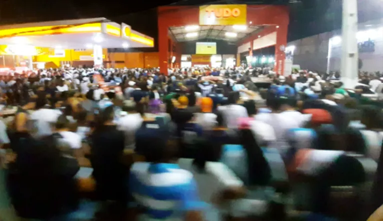Centenas de torcedores lotaram uma loja de conveniência no Entroncamento. Nenhum protocolo de segurança sendo seguido.