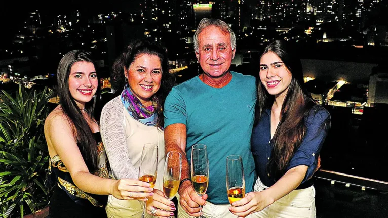Na casa da médica Déborah Crespo, comemoração em casa, só com o marido, as filhas e o pai.