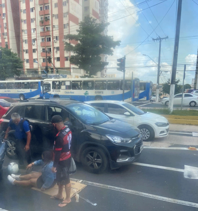 Colisão entre moto e carro deixa motociclista ferida e complica trânsito na Almirante Barroso