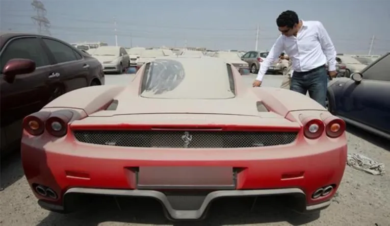 Ferrari abandonada em Dubai
