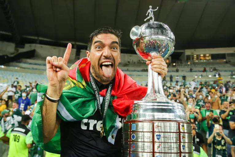 Abel com a taça de campeão da Copa Libertadores