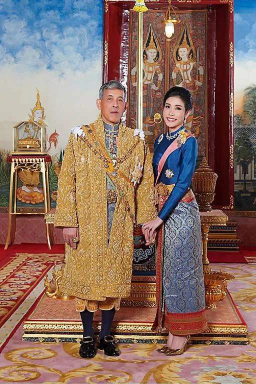 Rei Maha Vajiralongkorn ao lado da consorte real Sineenat 