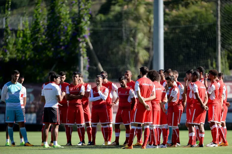 Abel Ferreira com a equipe do Braga, entre os jogadores, o paraense Raul.