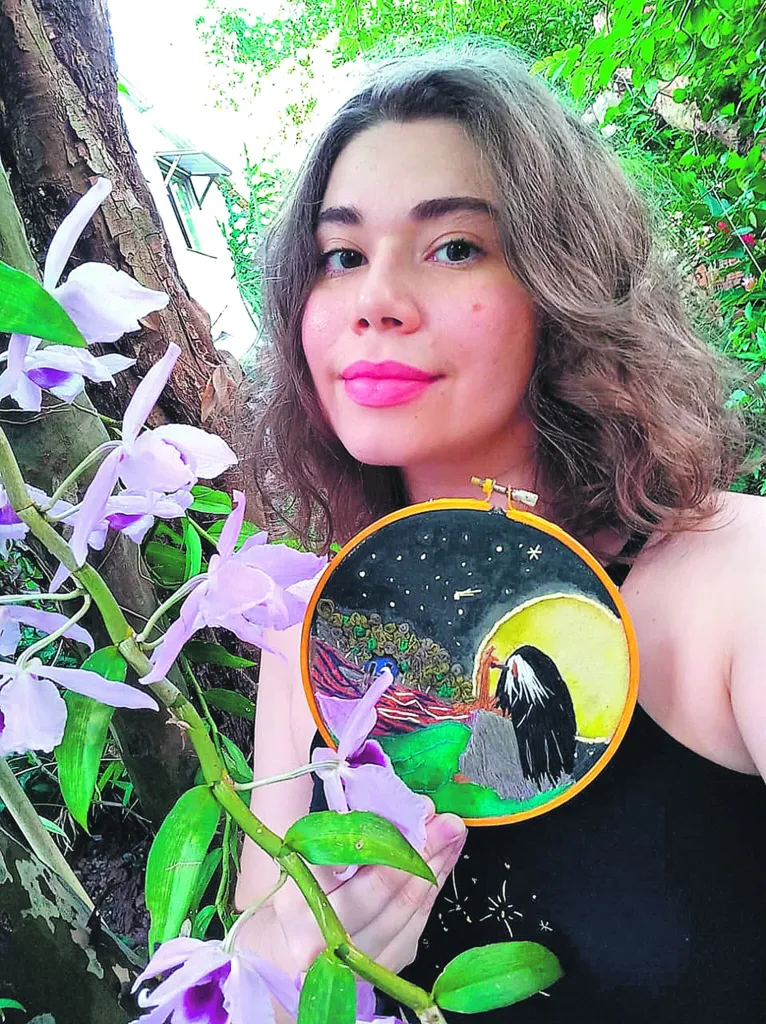Nos bordados do Boto Psicodélico, Larissa Souza une pesquisa antropológica à arte com o registro de lendas e outras cenas paraenses