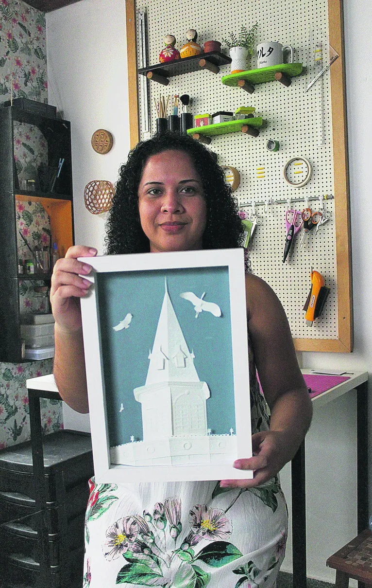 A arte em papel da Olha Mana!, criada por Marta Cardoso, surgiu da pesquisa dos casarões antigos da cidade e foi absorvendo outros “patrimônios” afetivos.