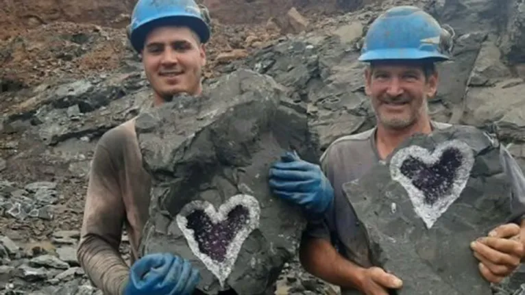 Mineradores com ametista em forma de coração
