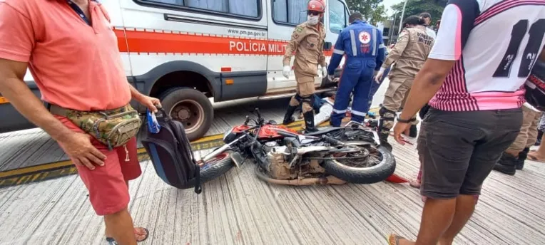 Motociclista é atropelado por viatura da PM na via expressa do BRT da Augusto Montenegro; veja imagens!