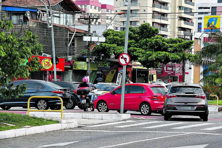 Desrespeito às leis e sinalizações de trânsito são comuns pelas ruas da capital

