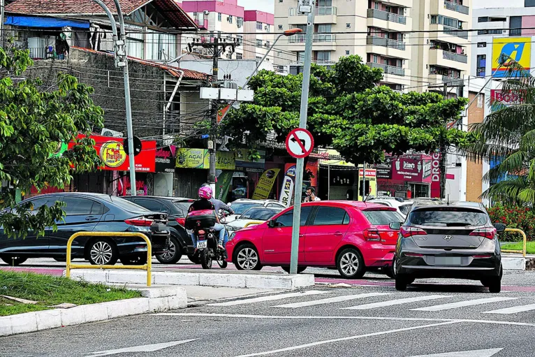 Desrespeito às leis e sinalizações de trânsito são comuns pelas ruas da capital

