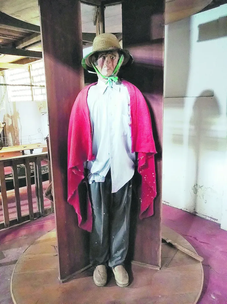 A cultura marajoara está presente nos trajes típicos dos vaqueiros da região expostos. 