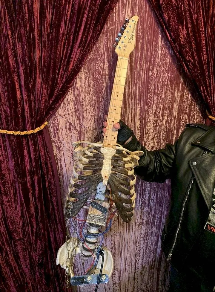 Músico constrói guitarra com o esqueleto do tio, veja!